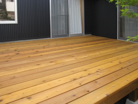 ウッドデッキに高級感と防腐処理を目的とした塗装例